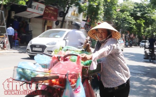 Người Hà Nội vật vã dưới nắng nóng gần 40 độ C - ảnh 3
