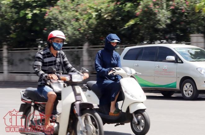 Người Hà Nội vật vã dưới nắng nóng gần 40 độ C - ảnh 4