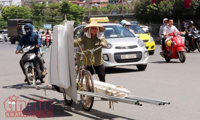 Người Hà Nội vật vã dưới nắng nóng gần 40 độ C - ảnh 5