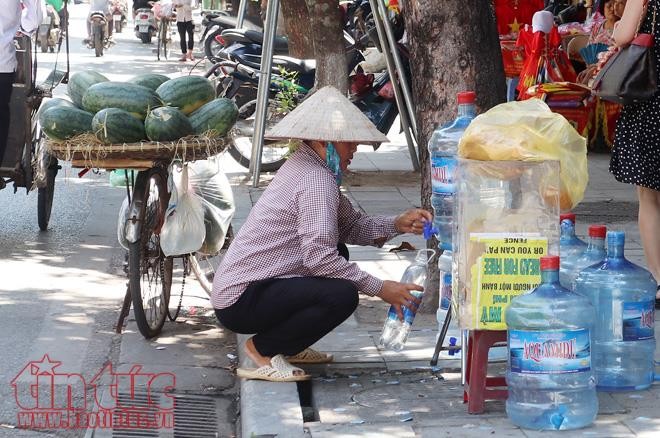 Người Hà Nội vật vã dưới nắng nóng gần 40 độ C - ảnh 6