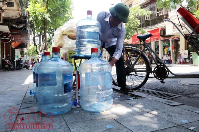 Người Hà Nội vật vã dưới nắng nóng gần 40 độ C - ảnh 7