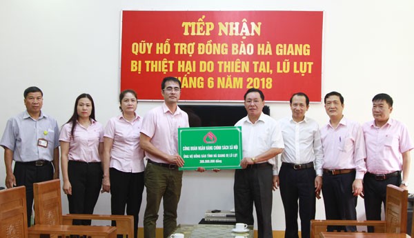 Ấm tình người sau cơn lũ - ảnh 1