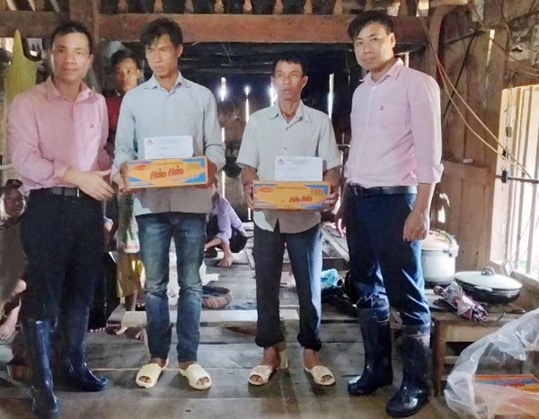 Ấm tình người sau cơn lũ - ảnh 2