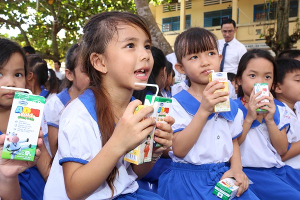 Vinamilk trao 76.500 ly sữa cho trẻ em tỉnh Vĩnh Long - ảnh 3