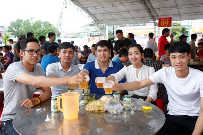 Người dân Quảng Trị nô nức rủ nhau tới Ngày hội Bia Hà Nội 2018 - ảnh 4