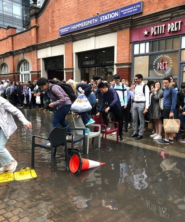 Dân London bắc ghế lội qua chỗ ngập vì mưa lớn - ảnh 1