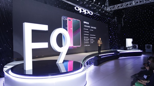 Chưa có giá, khách hàng vẫn liên tục đặt cọc cho OPPO F9 - ảnh 3