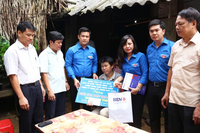 Đoàn Thanh niên Ban Tổ chức T.Ư tặng nhà tình nghĩa Mẹ VNAH - ảnh 3