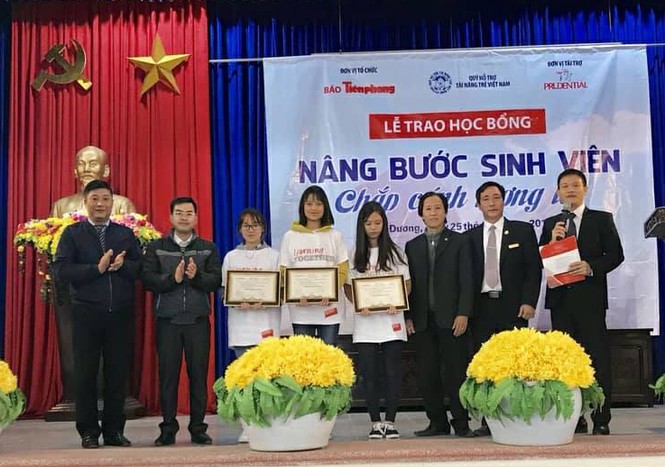 Chắp cánh tương lai cho sinh viên nghèo - ảnh 2
