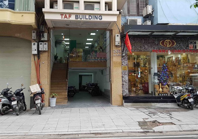 Vỉa hè lát đá tự nhiên 'uốn lượn mềm mại' nhiều điểm sai phê duyệt - ảnh 7