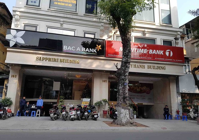 Vỉa hè lát đá tự nhiên 'uốn lượn mềm mại' nhiều điểm sai phê duyệt - ảnh 5