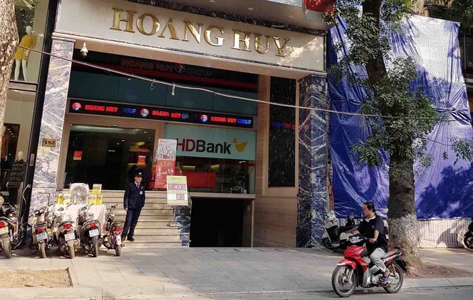 Vỉa hè lát đá tự nhiên 'uốn lượn mềm mại' nhiều điểm sai phê duyệt - ảnh 8
