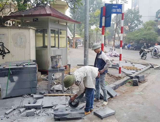 Chưa công bố kết luận thanh tra, Hà Nội lại lát vỉa hè bằng đá tự nhiên - ảnh 11