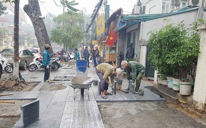 Chưa công bố kết luận thanh tra, Hà Nội lại lát vỉa hè bằng đá tự nhiên - ảnh 1
