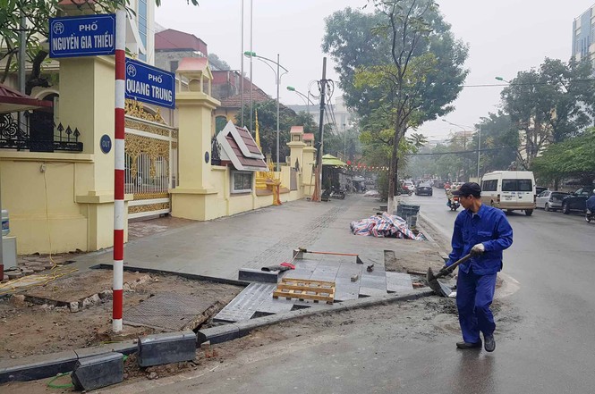 Chưa công bố kết luận thanh tra, Hà Nội lại lát vỉa hè bằng đá tự nhiên - ảnh 4