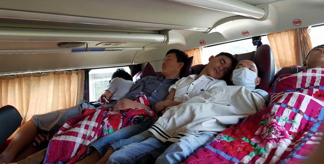 'Hành xác' trên chuyến xe trở lại Hà Nội sau nghỉ lễ - ảnh 2