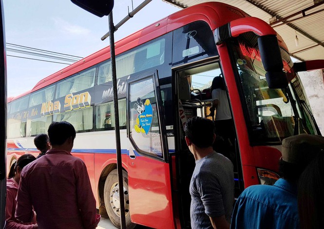 'Hành xác' trên chuyến xe trở lại Hà Nội sau nghỉ lễ - ảnh 1