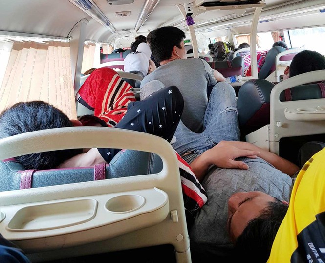 'Hành xác' trên chuyến xe trở lại Hà Nội sau nghỉ lễ - ảnh 5