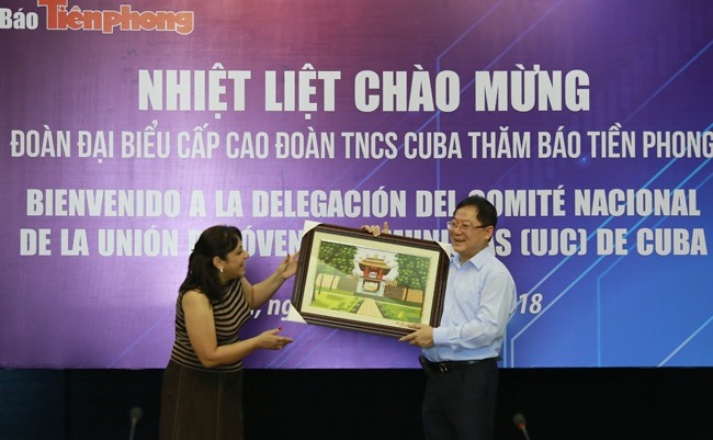 Đoàn đại biểu cấp cao T.Ư Đoàn TNCS Cuba thăm báo Tiền Phong - ảnh 4