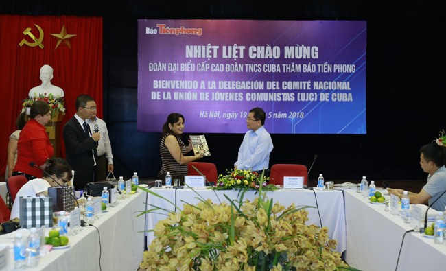 Đoàn đại biểu cấp cao T.Ư Đoàn TNCS Cuba thăm báo Tiền Phong - ảnh 8