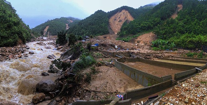 Côi cút, tang thương nơi rốn lũ Lai Châu - ảnh 9
