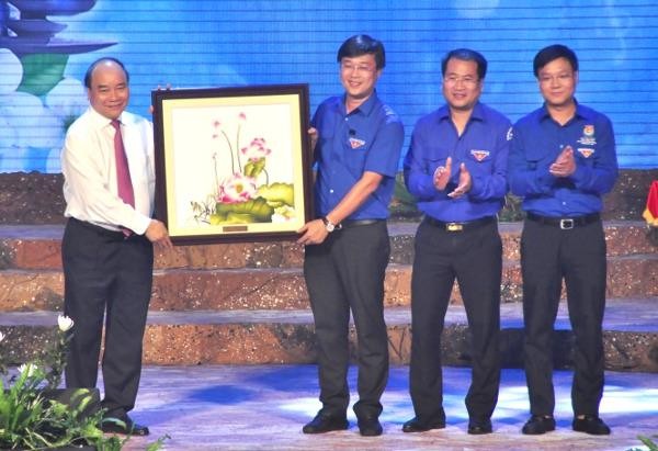 Vinh danh các ca khúc 'Hát về những đoá hoa bất tử' - ảnh 2