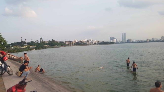 Người dân đổ ra Hồ Tây tắm, mặc cá chết bốc mùi tanh nồng - ảnh 9