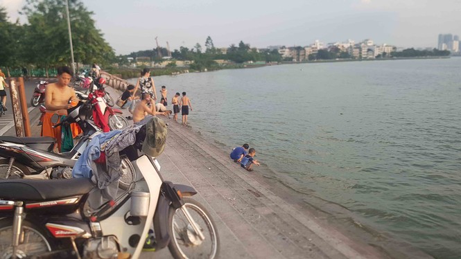 Người dân đổ ra Hồ Tây tắm, mặc cá chết bốc mùi tanh nồng - ảnh 3