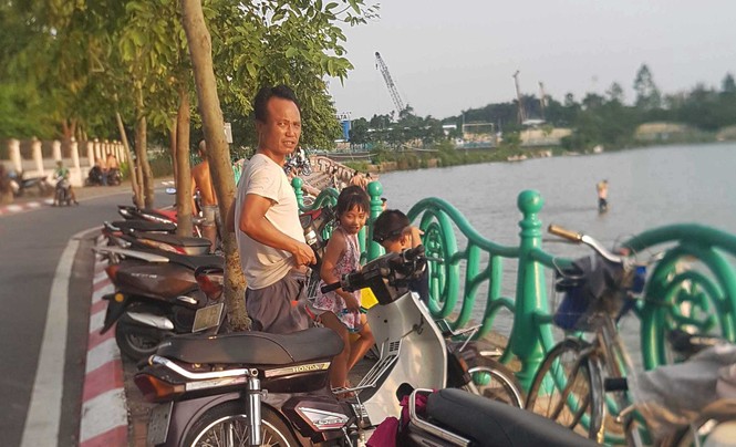 Người dân đổ ra Hồ Tây tắm, mặc cá chết bốc mùi tanh nồng - ảnh 5