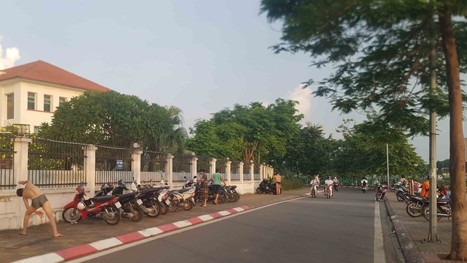 Người dân đổ ra Hồ Tây tắm, mặc cá chết bốc mùi tanh nồng - ảnh 4