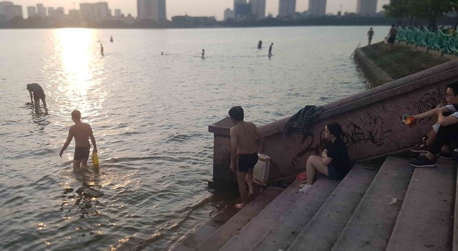 Người dân đổ ra Hồ Tây tắm, mặc cá chết bốc mùi tanh nồng - ảnh 7