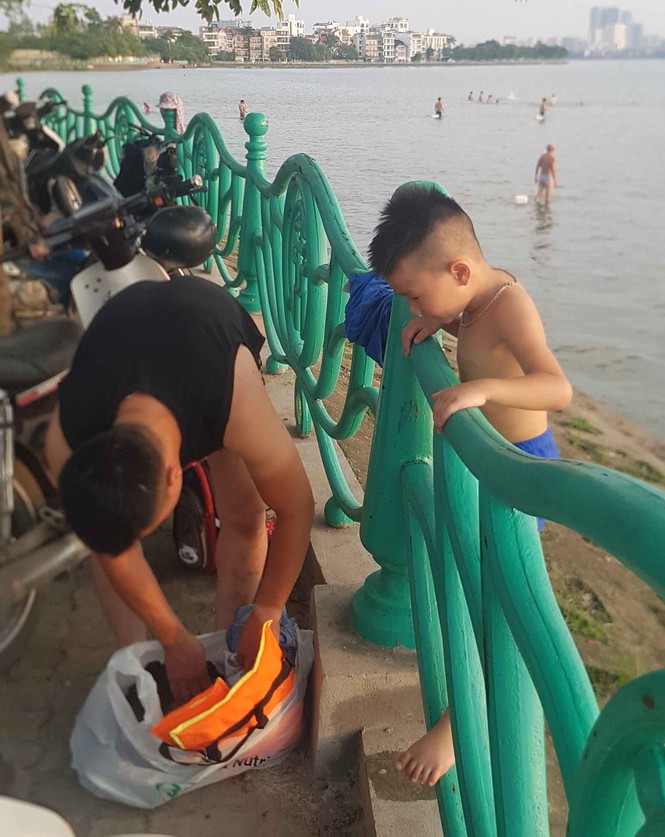 Người dân đổ ra Hồ Tây tắm, mặc cá chết bốc mùi tanh nồng - ảnh 6