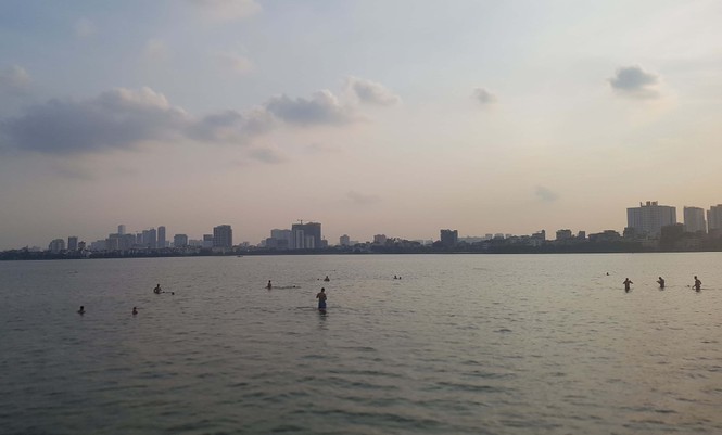 Người dân đổ ra Hồ Tây tắm, mặc cá chết bốc mùi tanh nồng - ảnh 11