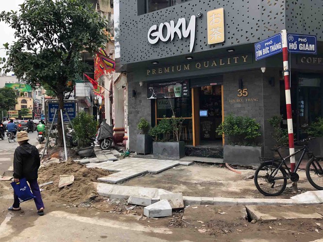 Ngỡ ngàng vỉa hè lát đá triệu đô 'né' nhà thụt ra thụt vào - ảnh 1