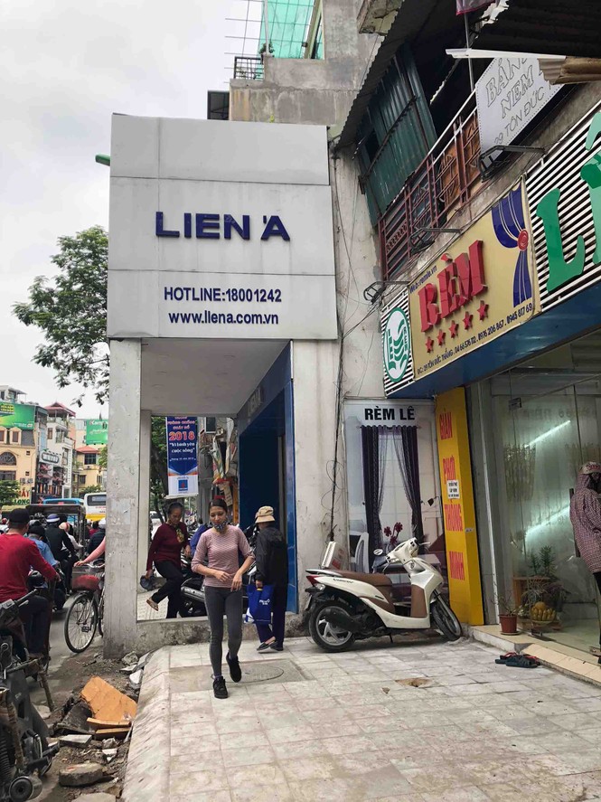 Ngỡ ngàng vỉa hè lát đá triệu đô 'né' nhà thụt ra thụt vào - ảnh 3