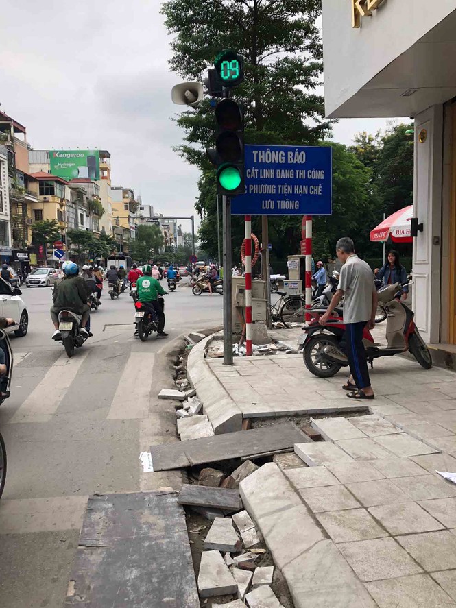 Ngỡ ngàng vỉa hè lát đá triệu đô 'né' nhà thụt ra thụt vào - ảnh 2