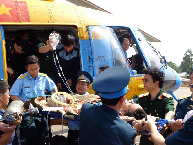 Trưa 30 Tết trực thăng ra đảo cấp cứu bộ đội hải quân - ảnh 7