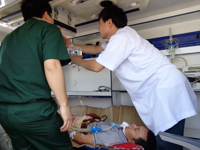 Trưa 30 Tết trực thăng ra đảo cấp cứu bộ đội hải quân - ảnh 10