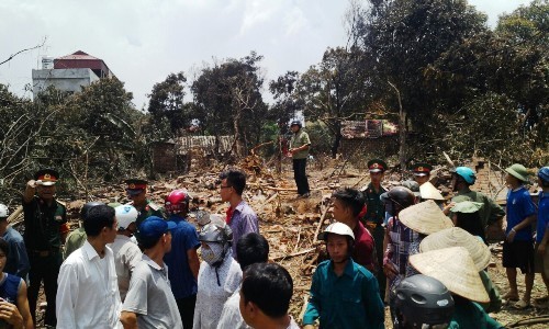 Hiện trường tan hoang vụ trực thăng rơi - ảnh 7