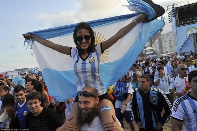 Vui phát cuồng, CĐV nữ Argentina trút xiêm y mừng vé chung kết - ảnh 11
