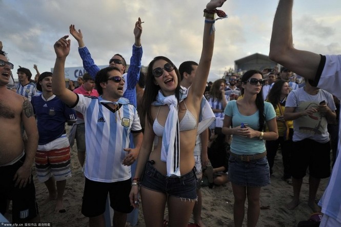 Vui phát cuồng, CĐV nữ Argentina trút xiêm y mừng vé chung kết - ảnh 12