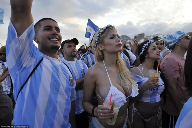 Vui phát cuồng, CĐV nữ Argentina trút xiêm y mừng vé chung kết - ảnh 13