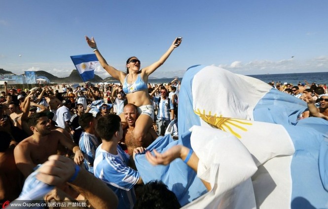 Vui phát cuồng, CĐV nữ Argentina trút xiêm y mừng vé chung kết - ảnh 14