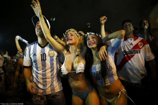 Vui phát cuồng, CĐV nữ Argentina trút xiêm y mừng vé chung kết - ảnh 3