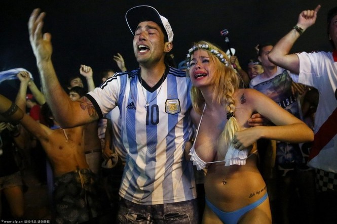 Vui phát cuồng, CĐV nữ Argentina trút xiêm y mừng vé chung kết - ảnh 4