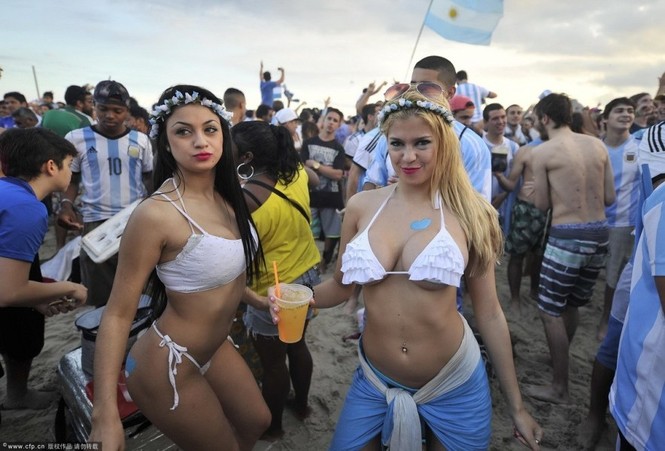Vui phát cuồng, CĐV nữ Argentina trút xiêm y mừng vé chung kết - ảnh 5