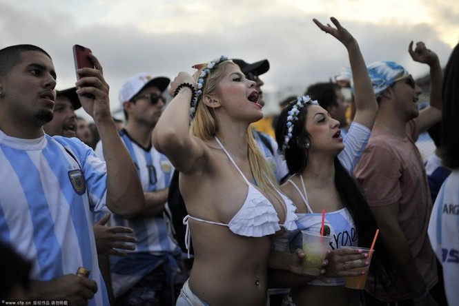 Vui phát cuồng, CĐV nữ Argentina trút xiêm y mừng vé chung kết - ảnh 7