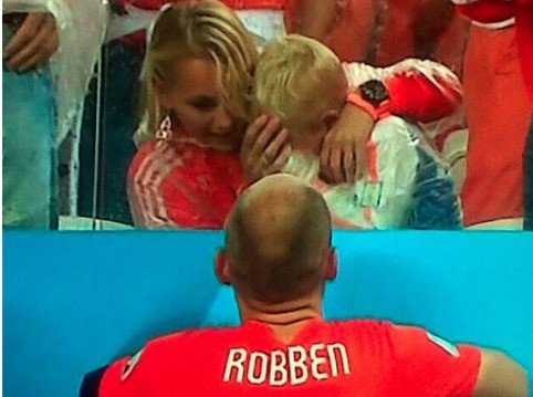 Con trai Robben khóc ròng trên khán đài, không thèm nhìn bố - ảnh 2