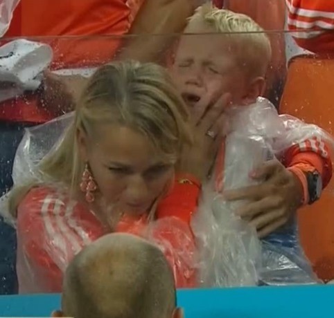 Con trai Robben khóc ròng trên khán đài, không thèm nhìn bố - ảnh 3