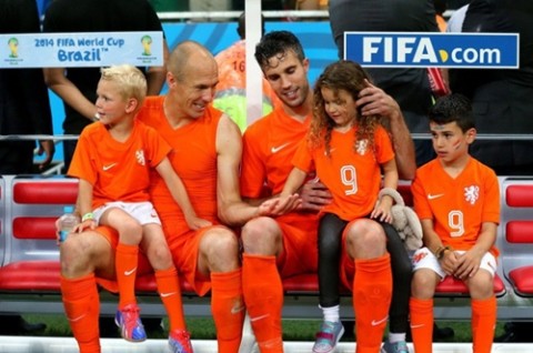 Con trai Robben khóc ròng trên khán đài, không thèm nhìn bố - ảnh 4